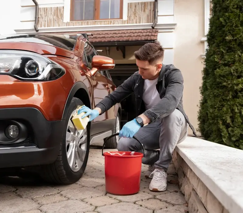 Lavage auto à domicile Arzano : professionnel intervenant sur un véhicule